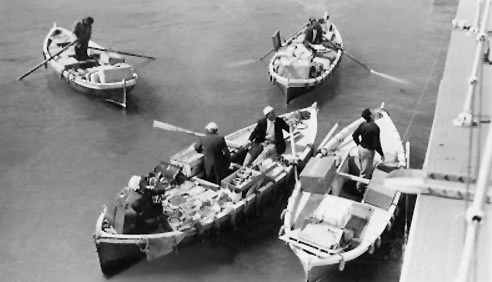 Suez salesmen from boats